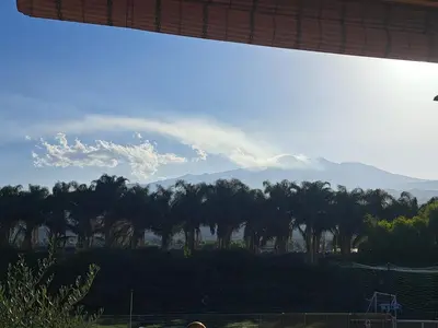 Vista generica sulle montagne o vista sulle montagne dall'interno dell'appartamento