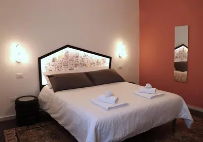 Letto o letti in una camera di Liotru Maisonne, rooms with en-suite bathroom and shared bathroom