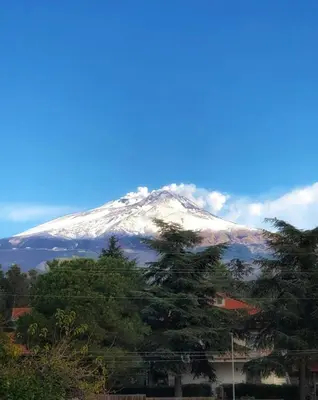 Vista generica sulle montagne o vista sulle montagne dall'interno dell'appartamento