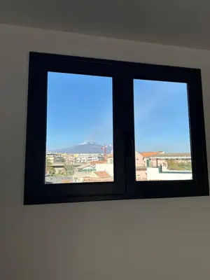 Vista generica sulle montagne o vista sulle montagne dall'interno dell'appartamento