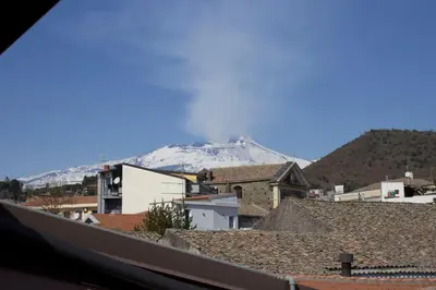 Vista generica sulle montagne o vista sulle montagne dall'interno dell'appartamento