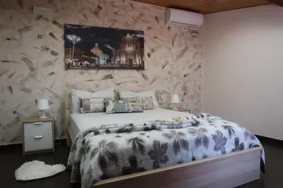Letto o letti in una camera di casa mongibello