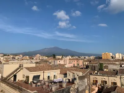 Vista generica sulle montagne o vista sulle montagne dall'interno dell'appartamento