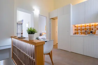 Cucina o angolo cottura di GuestHost - Seaview Modern Apartment with Balcony