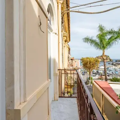 GuestHost - Seaview Modern Apartment with Balcony