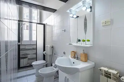 Bagno di GuestHost - Corso Italia Central Flat near the Seafront