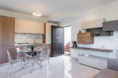 Cucina o angolo cottura di GuestHost - Lovely Flat with Balcony and Private Parking
