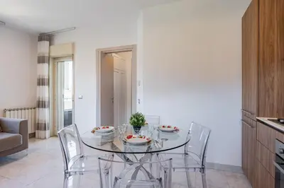 Area soggiorno di GuestHost - Lovely Flat with Balcony and Private Parking