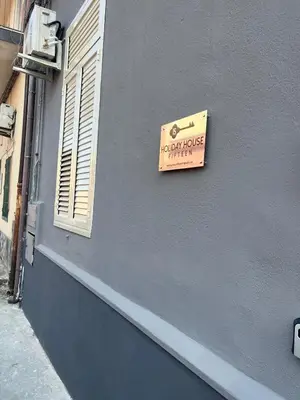 Certificato, attestato, insegna o altro documento esposto da Holiday House Fifteen