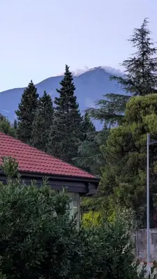 Vista generica sulle montagne o vista sulle montagne dall'interno dell'appartamento