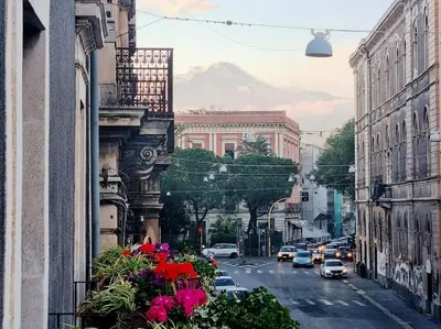 Vista generica sulle montagne o vista sulle montagne dall'interno dell'appartamento